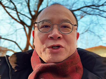 摩尔线程值3500亿吗? 摩尔线程值3500亿吗?12月10日,A股“国产GPU第一股”摩尔线程股价突破750元/股,总市值站上3500亿元。目前市销率超330倍、暂无市盈率估值,其暴涨与隐忧可归结为四点:
一、赛道稀缺性:作为国内首家登陆资本市场的全功能GPU企业,摩尔线程被对标英伟达,贴上“国产替代核心标的”标签。在华为等头部玩家未登陆A股背景下,它成为普通投资者参与国产算力替代浪潮的捷径,稀缺属性驱动资金追捧。
二、小盘流通股:公司总股本4.7亿股,无流通限制股票仅2938万股,自由流通市值200多亿元,可交易股份占比不足10%。万亿级国产算力赛道预期叠加极小流通盘,资金集中买入极易撬动股价大幅波动,形成“小盘+强概念”的炒作闭环。
三、行业双重催化:英伟达获准向中国出口H200芯片,被视为中美科技贸易关系缓和信号;同时国内AI算力需求持续爆发,即便英伟达恢复部分供应,仍难满足全市场需求,国产芯片替代的长期逻辑未变,为股价上涨提供双重支撑。
四、高估值隐忧:公司累计未弥补亏损超12亿,至今未实现盈利,短期业绩难以支撑3300亿市值。英伟达产品入华竞争、国内同行技术迭代将分流市场空间,极小流通盘带来的股价弹性,在炒作退潮时或转化为同等幅度的下跌风险。
本文基于公开信息做的财经新闻分析,不构成任何具体投资建议。市场有风险,投资需谨慎。#摩尔线程 #投资需谨慎