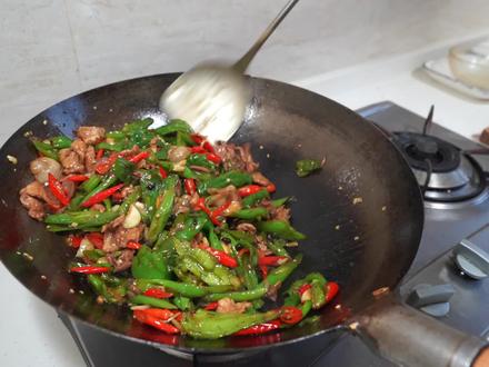 小伙又馋辣椒了,买三种回来做个小炒肉,埋头干饭真香 #辣椒炒肉 #吃货日常 #无辣不欢