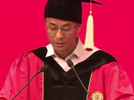 北大哲学系系主任程乐松:生活最大的天敌,就是不自觉地陷入虚假的表演,不是做自己,而是表演别人眼中的自己。我们要对表演性的积极状态,保持高度警惕。与其追求被仰望的抽象伟大,不如平和地进行当下的行动。#人生 #成长 #心态 #积极