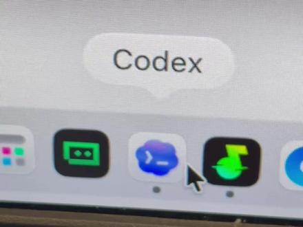 真的太上头了,我现在天天拿 Codex 改软件 我最近是真的有点被 Codex 搞上头了。因为那种感觉太爽了:你一边测试自己的软件,一边发现 bug,然后直接一句话告诉它,或者截个图给它,它马上就开始改代码、改界面、重新生成新的 Mac APP。像这次我的视频切片工具,本来只是想批量切片,后来越用越想加功能,进度条、视频时长、双击播放、打开 Finder,一个个都补上了。这期视频表面上是在改一个视频切片工具,但我更想记录的是一种状态:你平时做内容、剪视频、整理素材时遇到的那些小痛点,现在真的可以自己一点点做成软件。比如看不到进度、找不到目录、不能播放预览,这些以前都只能忍,现在我直接让 Codex 帮我改成 Mac 版工具。对一人公司来说,AI 编程最有价值的不是炫技,而是把自己的工作流、内容创作流程和效率工具慢慢沉淀成自己的产品。#一人公司 #ai #ai编程 #codex #chatgpt