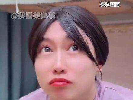 网红“紫薯精”周小闹因“刘文祥麻辣烫”315食品安全事件短暂停更1天后,于3月16日恢复更新,发布最新一期“寒假工”系列视频。视频中,他不再吃刘文祥麻辣烫,转而选择“大理寺米线”,引发网友热议。大理寺米线是主打东北风味的云南过桥米线品牌。#紫薯精 #大理寺米线 #周小闹 #美食