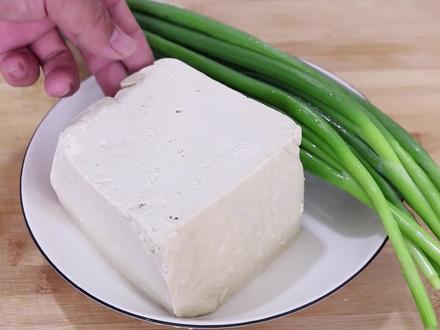 小葱拌豆腐,豆腐到底焯不焯水,焯水后好不好吃,大厨教你好做法