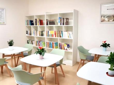 #高中 #初三 #中考 #补录 #顺德元培实验中学 2025 年顺德元培实验中学的官方录取分数线尚未公布,以下是 2024 年的录取分数线作为参考:
公费生:文化分数线为 630 分,接近顺德区头部高中如顺德一中(687 分)的次级梯队水平。
民办生:面向顺德区的录取分数线为 578 分
分数线变化趋势:
2023 年首次招生时,民办生录取分数线为 494 分(中考总分 720 分)。
2024 年民办生分数线显著提升至 578 分(总分 740 分),涨幅达 84 分。
公费生录取分数线也从 2023 年的 555 分上涨至 2024 年的 630 分,涨幅为 75 分。
2025 年招生计划:
计划招生 390 人,其中包括 10 个公费生。
面向顺德招生 200 人,其他各区招生 180 人。师资队伍以研究生师范类双一流211985毕业生为主,也拥有经验丰富的高三教师,包括高考的备战经验以及高考改卷经验!
学费3w/学期,住宿2500/学期