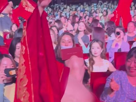 爆火的“公狗剧场”,是文艺复兴还是文化擦边? 半年票房破亿,台下九成以上都是女性,有人看到文艺复兴,有人看到文化擦边,你觉得呢?#公狗剧场 #叹春风 #葛俊逸 #她经济 #城市Aura