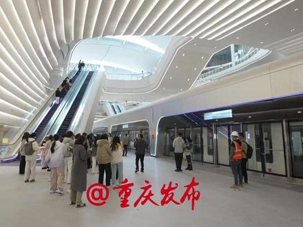 3月21日,重庆机场T3B航站楼举行综合演练。重庆江北国际机场单轨捷运系统(俗称“小火车”)是连接T3A主楼和卫星厅T3B的“主通道”。旅客乘坐捷运系统从T3A到T3B仅需3分钟。#重庆发布
