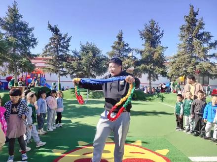 #乌审博苑幼儿园#大班体智能课程《弹力绳拔河》,目标:锻炼幼儿的腰腹力量、脚步耐力,培养幼儿的竞争意识。#户外活动#游戏