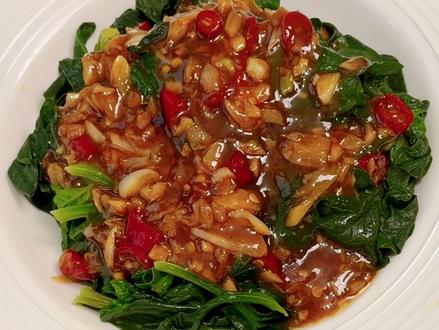 天热没胃口?试试这道蒜蓉菠菜🥢
用当季的河南趴地菠菜,简单又好吃!
刚从地里摘的菠菜,水灵灵的看着就新鲜。焯水后淋上自家调的蒜蓉酱汁,酱香浓郁,菠菜清甜,拌着米饭能吃一大碗。
最近河南趴地菠菜正当季,叶片厚实口感好,做这道菜再合适不过。家常味道,暖心又暖胃❤️
喜欢的朋友可以收藏试试看~
#家常菜 #下饭菜 #河南趴地菠菜 #家的味道 #晓雨做饭了