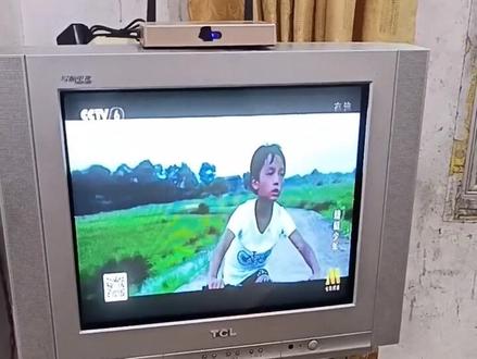 爸妈守在电视前看CCTV6播放我拍摄的电影《蜻蜓少年》,感谢家人对我的厚爱!
