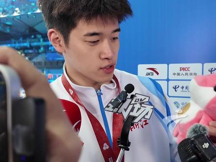 11月10日晚,第十五届全国运动会男子4×100米自由泳接力决赛,由潘展乐、汪顺、何峻毅、沈加豪组成的浙江队夺得冠军。赛后,潘展乐对吉祥物爱不释手,霸气发言:“接下来看还能拿几个。”(广东台记者 周煜堃)#2025全运会 #媒体精选计划