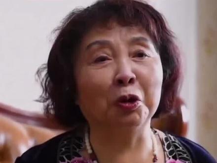60岁那年失去独女的她,冒死生下双胞胎女儿,十年后,70岁的她依然为女儿忙碌@抖音小助手