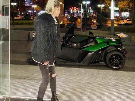 开一台可以合法上路的赛车去上海市中心转一圈,是什么样的体验#赛车 @定个车(上海)科技有限公司