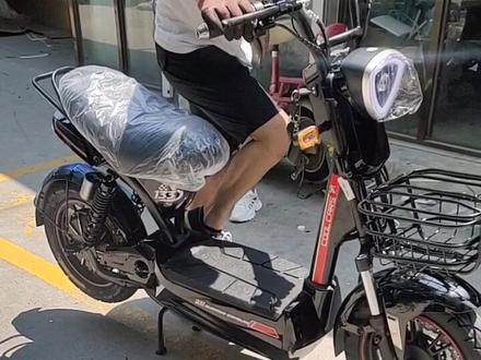 133s简易款中的王者,钢丝圈,800瓦的电机,五块超威20安电瓶,前碟刹后大鼓刹的#电动车