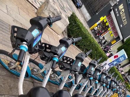 #共享电动车 有哈啰,青桔,美团三种。
哈啰的座椅有软有硬,硬座居多,座椅宽大,新车蛮多,整体质量最好,停车范围广,管理最佳;
美团的座椅最小,中规中矩;
青桔的座椅最软但是刹车不回弹的概率非常高,安全系数最低,反馈之后不给处理,管理最差,停车区域要求不合理,体验感极差。