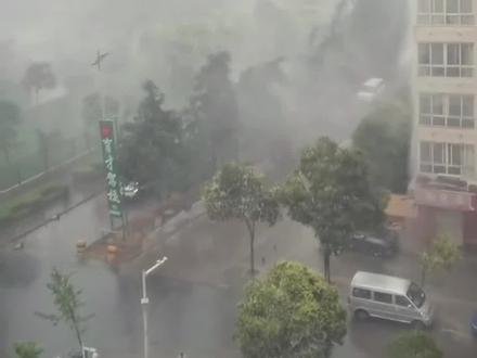 10级雷暴大风、冰雹来袭,注意防范!#强对流天气 #暴雨 #冰雹