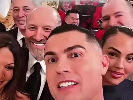 C罗携未婚妻在白宫晚宴与埃隆-马斯克等多位政商名流自拍。当地时间昨晚,美国总统特朗普在白宫举行晚宴,邀请了葡萄牙足球巨星C罗与他的未婚妻乔治娜到场。
晚宴后,美国白宫人工智能和加密货币事务负责人戴维-萨克斯(David Sacks)更新个人社媒,发布了一张C罗携未婚妻乔治娜,与席间多位政商名流的自拍照,其中马斯克、因凡蒂诺也有出镜。
照片中人物从左到右依次为:
后排:
埃隆-马斯克:特斯拉、SpaceX等公司创始人。
詹尼-因凡蒂诺:国际足联主席。
戴维-萨克斯:前PayPal首席运营官,现美国白宫人工智能和加密货币事务负责人。
霍华德-卢特尼克:美国建达公司首席执行官,现美国商务部部长。
格雷格-布罗克曼:OpenAI联合创始人兼总裁。
前排:
艾莉森-卢特尼克:霍华德-卢特尼克的妻子。
#C罗 #乔治娜c罗 #西装穿搭 #你的奋斗终将伟大 #C罗去白宫