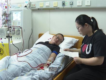 跨越山海 续写重生希望
在淮安市第一人民医院的造血干细胞采集病房里,张刘成静静地躺在病床上,神色平和而坚定,他的血液正通过导管缓缓流入分离机,仿佛是一条承载着生命希望的河流,即将为远方那位素未谋面的患者,送去珍贵的“生命火种”。
历时6个多小时,共计273毫升的造血干细胞混悬液采集完成。这一刻,他成为淮阴区第9例、淮安市第72例造血干细胞成功捐献者,为远方的患者点燃了重生的希望。
记者:蒋笑东
编辑:徐亚玲