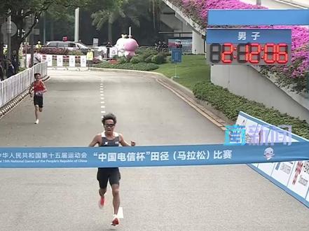 11月15日上午,第十五届全运会马拉松项目在深圳湾体育中心鸣枪开跑,比赛线路跨越深港两地,这也是全运会历史上首场跨境马拉松。最终,全国纪录保持者、宁夏队选手何杰夺得男子马拉松冠军。#全运会首个跨境马拉松无感通关 #第十五届全运会 #全运会历史首个跨境马拉松何杰夺冠 #全运会 #何杰