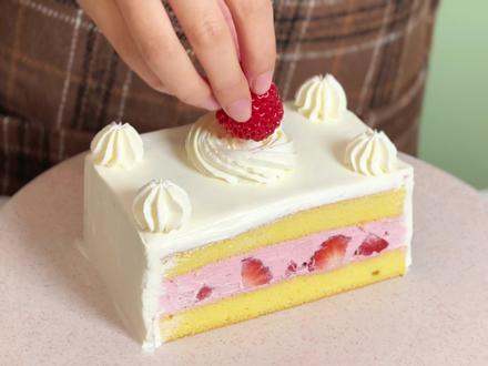 从动漫里走出来的蛋糕🍓! #抖音年味争霸赛 #新手友好烘焙配方 #烘焙人的日常 #百变小樱 #青年创作者计划