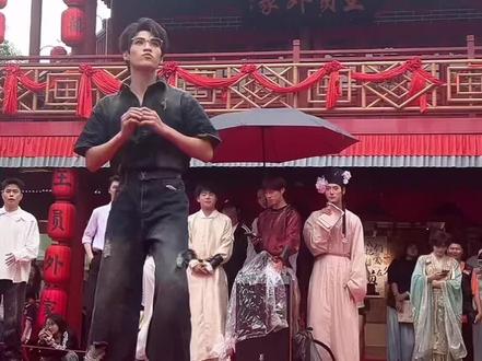 穿10cm恨天高跳烫脚舞,他是怎么做到丝滑的?
#亦成团队 #清明上河园 #烫脚舞 #大宋舞王