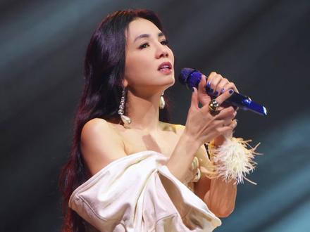 想念变成怀念 心动变成心碎💔偏偏还会关切 你最后属于谁💜#ella陈嘉桦 #she天灰 #陈嘉桦南宁演唱会