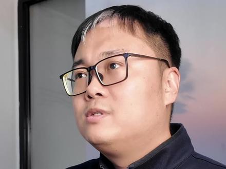 历史会给极氪回归吉利一个公正客观的评价。1、从5月7日宣布极氪私有化至今,所有人都在算股票、业绩等小账,忽视了极氪私有化背后,全球宏观经济欧美的贸易壁垒,美股中概股的信用崩塌,全球经济泡沫的破裂,中国经济的实体发展、新质生产力等政策的出台,都要求新能源汽车从过去的碎片化竞争向战略统一化发展。吉利是在顺应大势,不可能再继续由着性子做不符合市场和时代节奏的所谓分散发展。2、极氪私有化的过程,是股东和大众对待短期利益和长期利益的一次挑战。很多人认为私有化后的极氪不再有资本价值,也有很多人认为,大股东一定会选择长期持有。直到这次超过70%股东选择股份对价,这在历史上有许多对比案例,从迪士尼收购21福克斯到百丽国际私有化,大股东们选择股份对价往往是对实体的发展有很高预期,而不是简单看市值或资本,这一点不需要围绕极氪给大家画饼,四季度开始往后每个季度极氪的经营业绩可以给大家答案。3、解读吉利这些年的发展,每一次李书福提出战略改革或商业决策,大家一定要注意一个点,那就是生产关系和生产力的变化,汽车百年发展都考验企业对两个商业效率关键标准的调整,从第一次宁波宣言到后来的并购沃尔沃、开发出帝豪现象,再到这次提出台州宣言、提出极氪私有化以及回归一个吉利、投资千里科技等战略,新能源汽车从过去拼勇气、概念开始到了拼企业格局、战略的时候了,就拿吉利投资千里科技,李书福把吉利所有好的智能底子给到千里科技,成就印奇这位智能天才在这个赛道上做出一番事业,这就能看出李书福的胸怀和魄力,他抓住了时代的机遇,过去是投资或并购企业,现在是投资人才和技术,在这一点,我们一定要看到吉利战略背后的所思所想。你看近期无论是在一起的鸿蒙智行还是接下来的比亚迪、奇瑞,都会在内部推动回归一个战略的打法,只不过吉利的市场化最深、全球化商业模式做的最大、品牌和产品的市场覆盖最广,所以过程更复杂,但历史会给这次吉利的战略变革一次客观的评价,就像福特当年提出T型车流水线,车价腰斩让很多产业人士认为福特是汽车的毒瘤。这类故事在汽车产业比比皆是,所以引用丘吉尔的一句话,想看到多远的未来,就必须看多久的历史。#吉利汽车 #极氪 #吉利公布极氪持有人对价选择 #极氪私有化分析 #新能源汽车