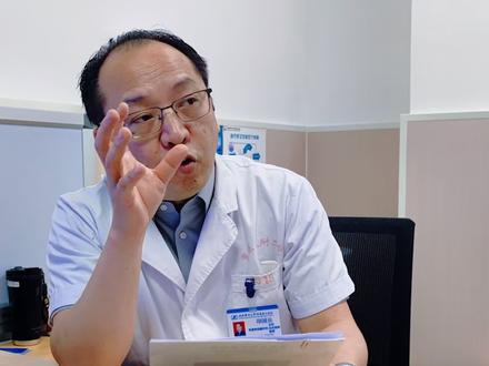 怀孕总是失败,要注意排查甲状腺问题! 桥本甲状腺炎(Hashimoto's thyroiditis, HT)是一种常见的自身免疫性甲状腺疾病,对妊娠的影响贯穿孕前、孕期及产后,其核心风险源于甲状腺功能异常及自身免疫反应。以下是基于最新指南和研究的综合分析:
一、对妊娠结局的直接影响
生育力下降HT 患者因甲状腺激素缺乏导致下丘脑 - 垂体 - 卵巢轴功能紊乱,月经周期异常(如闭经或稀发排卵),自然受孕率较正常人群降低约 30%。
流产与早产风险升高
甲状腺功能异常:显性甲减(TSH > 参考范围上限且 FT4 降低)使流产风险增加 2-3 倍,亚临床甲减(TSH 轻度升高但 FT4 正常)风险显著上升。
自身免疫机制:甲状腺过氧化物酶抗体(TPOAb)阳性女性流产风险比阴性者高 2-4 倍,抗体可能通过胎盘引发胎儿免疫紊乱。
子痫前期与妊娠高血压HT 的自身免疫炎症损伤血管内皮功能,TPOAb 阳性且 TSH > 2.5 mU/L 的孕妇子痫前期发生率是正常人群的 2-3 倍。
二、指南推荐的管理策略
孕前优化
甲状腺功能控制:显性甲减患者需通过左旋甲状腺素(L-T4)将 TSH 调整至 ≤ 2.5 mU/L,亚临床甲减且 TPOAb 阳性者也需治疗。
碘营养补充:孕前及孕期每日摄入 200-250 μg 碘,避免过量(> 500 μg/d)。
孕期监测与调整
高频监测:孕早期每 4 周检测 TSH 和 FT4,根据结果调整 L-T4 剂量(通常需增加 25%-50%),目标维持 TSH 在 0.1-2.5 mU/L(孕早期)或 0.2-3.0 mU/L(孕中晚期)。
抗体管理:TPOAb 阳性者无需常规治疗,但需加强胎儿生长监测(如超声评估脐动脉血流)。
三、参考文献
美国甲状腺协会(ATA)指南(2025)
英国皇家妇产科医师学院(RCOG)指南(2025)
自身抗体与妊娠结局:多项队列研究证实,TPOAb 阳性是流产的独立危险因素。
L-T4 治疗的有效性:随机对照试验显示,亚临床甲减患者接受 L-T4 治疗后,活产率从 60% 提升至 85%。
四、总结
桥本甲状腺炎对妊娠的影响需通过孕前严格控制 TSH、孕期高频监测及个体化 L-T4 调整来管理。建议患者与内分泌科及产科医生密切合作,制定全程管理方案。
#桥本甲状腺炎 #桥本甲减 #流产 #不孕不育 #试管婴儿