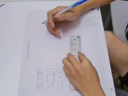 10岁男孩半夜来灵感起床画画,“最想设计出我们的坦克”