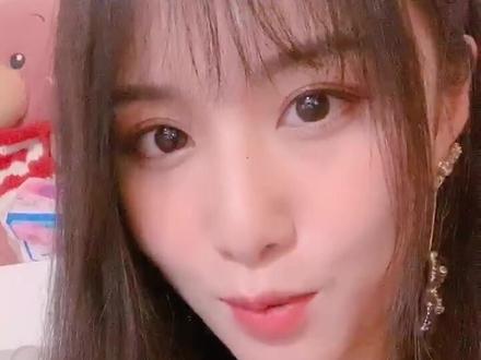 大家好……欢迎大家收看小有名气的美少女@抖音小助手 为何如此不要脸,哈哈哈哈