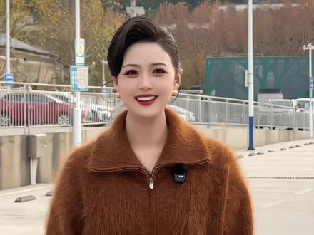 你见过课本里的黄鹤楼吗? 很多人知道它,是因为崔颢那句“昔人已乘黄鹤去 此地空余黄鹤楼”, 那你呢?来过黄鹤楼吗?#正能量 #武汉 #武汉美食 #黄鹤楼 #主持人思敏