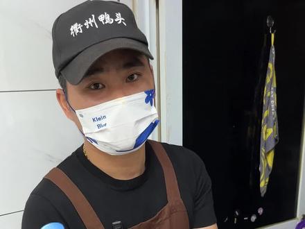 今天给大家分享一下猪蹄的处理方式,处理干净口感才好。#衢州鸭头 #现卤现捞 #卤味 #衢州美食