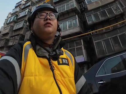 过年放假兼职,跑外卖的兄弟们,春季赛报名开始了!还没报名的要快点了,组队可以叠加奖励。#外卖小哥 #众包骑手 #温暖满冬 #春季系列赛 #一起跑赴春风万里 @美团骑手