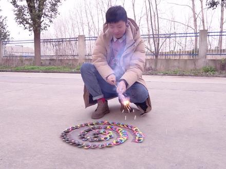 极限测试:将100个旋 转烟花同时点燃,会发生什么? #实验#烟花