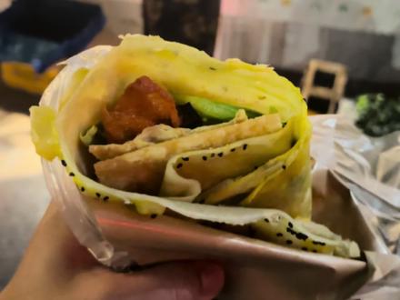 #狗头煎饼 巡回来南京了,很遗憾我没什么能帮上她的,那就来吃个粽子吃个煎饼支持一下吧。现在的“摊煎饼的狗头萝莉”是敬业的是认真的,祝在南京摆摊一个月顺利吧@狗狗大罗莉 加油!#南京 #夜市里的烟火气 #南京话