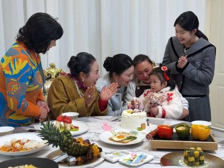 给我们家保姆圆圆的女儿偷偷准备生日惊喜,给她感动哭了。圆圆落下的泪水是她溢于言表的母爱。#正能量 #记录真实生活 #过生日 #保姆 #女儿