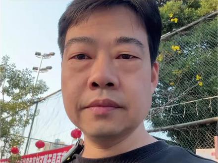 看到老太太冒着火抢烟花纸箱,我想起了当年那个“哑炮”
一个是底层的匮乏,一个是身居高位的傲慢。
虽然身份天差地别,但在风险面前,他们都犯了同样的错:失去了对规则的敬畏。
烟花不长眼,它不管你是因为穷还是因为富。
过年了,一定要记住:敬畏常识,远离危险。
别让侥幸心理,毁了整个家。
#烟花安全 #人性思考 #敬畏生命 #过年 #安全警示