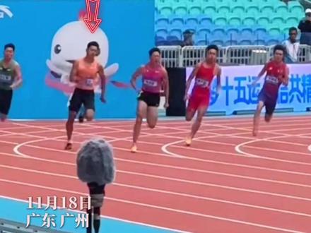 11月18日,广东广州。200米亚洲纪录保持者谢震业,全运会200米预赛顺利晋级!#谢震业 :广州气温骤降,体感很明显。赛后休息时,边调整呼吸边提醒运动员们保暖防寒。决赛加油,期待“浙江飞人”再提速!#谢震业全运会200米预赛顺利晋级