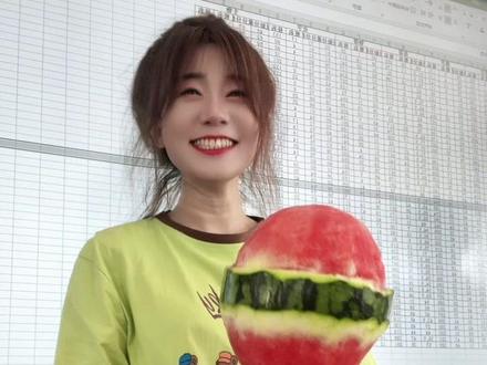 我觉得我现在是世界上最幸福的班主任#夏天就是要吃西瓜呀 #记录校园生活 #班主任 #师生日常 #西瓜棒棒糖