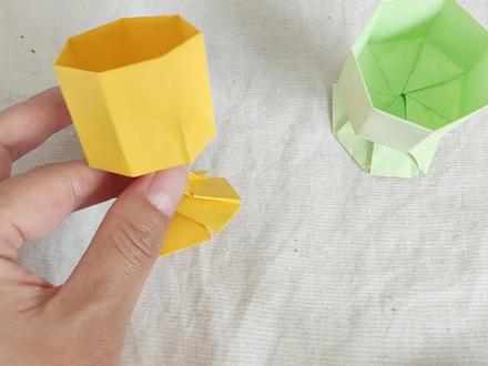 用一张纸折出一个小小的酒杯。折纸教程。