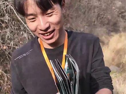 九峰山野外求生 万元大奖等你拿,11号选手一掏兜亮出大量“物资卡”,我就是“野王” 往后5天不愁吃喝了!#九峰山 #荒野求生 #河南dou知道