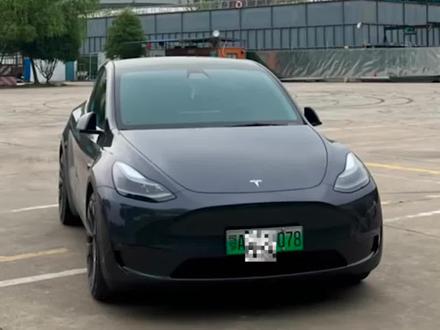 特斯拉漂移教程,一键开启漂移模式 1. 开启赛道模式(Track Mode)
适用车型:特斯拉Model 3 Performance
版本要求:2020年8月1日之后的新版本
功能:赛道模式通过OTA升级,增加了蓝牙连接、语音命令可靠性和附加语言支持等功能。
可调选项:车主可以自定义调节前后扭矩分配(如100:0、50:50、0:100、30:70等)、电子稳定系统的干预程度(从-10到+10共20档可调)和能量回收力度(从0%到100%)。
2. 漂移操作
后驱漂移:在0:100(纯后驱)+模拟限滑差速锁的状态下,可以轻松实现漂移。
前驱和四驱状态:在新版赛道模式的前后轮动力分配选项中,车主也可以自主调节前后电机的动力分配,例如50:50(标准四驱)或30:70(运动四驱),在这些状态下也可以进行漂移。
3. 控制技巧
原地转圈、打八字、小圈大圈等操作,轻松做到漂移。
专心控制方向盘和踩电门,专心控制车辆即可完成漂移动作。
4. 车辆状态监控
中控台车机系统:显示整车状态界面,包括电池、电机、刹车和轮胎温度等,以不同颜色显示(绿色正常,蓝色太冷,红色太热)。
赛道记录功能:显示圈速、速度、G值和赛道图等。
5. 赛道套件(可选)
套件内容:四只20寸 zero-g高性能轮毂、四个轮毂盖、二十个轮毂螺丝盖、4条米其林cup2轮胎、四个胎压传感器、一对前刹车皮、一对后刹车皮、946毫升刹车油。
提升性能:赛道套件可以大幅提升特斯拉Model 3 Performance的赛道性能,包括弯道抓地力、高速稳定性和制动效果。#新能源领航计划 #自动驾驶 #安全驾驶 #电动汽车 #汽车