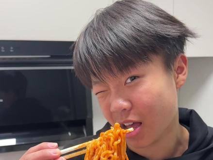 半夜饿了就这样做#孙子逊 #我饮酒点孤灯 #搞笑 #爱你老己