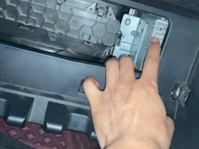 23款名爵5中控大连屏黑屏不开机,主机安装位置,以及损坏故障原因,怎么维修!!#汽车电子 #专业的事交给专业的人 #汽车电器维修