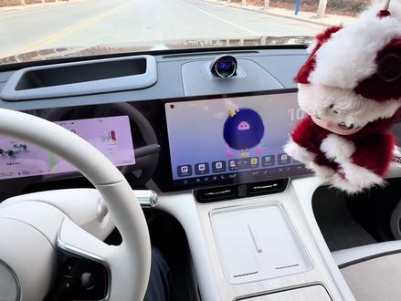 升级ADS 4.1后,我的问界M8里住了个“青春期小艺”🎤 熟悉的温柔嗓音突然有了少年气,忽然有点怀念那个陪我走了几千公里的“旧朋友”…
方向盘还是圆的,导航还是准的,只是某个瞬间,连AI的声音都在提醒你:“时间在往前哦。”
原来不止我们在长大,连身边的智能伙伴也在悄悄“换声代”🔁
但或许,变化的从来不是声音,
是那些被声音刻在路上的记忆吧。
#与问界赴团圆#问界OTA升级#智享车生活
👉你有舍不得换掉的“旧声音”吗?评论区聊聊你的故事…#春节安心行#问界M8开启新年OTA