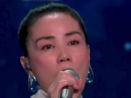 “谁给王菲画的眉毛”冲上热搜,王菲同款“洗衣凝珠”耳环售价超3000元;窦靖童发文并配“挖嘞个亲娘”表情包#大象主播说 @主持人杨嘉祥