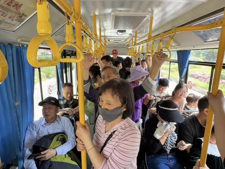 满满一车南京游客,正在体验当涂文旅美食专线公交——70岁以上老人免费、退役军人免费!马鞍山长运客运调集市区、博望、含山的车前来支援,还有随车导游免费讲解。美丽诗城,和谐当涂欢迎您🌹^_^#瑞士清风拍摄#马鞍山旅游#当涂旅游#南京都市圈#宁马城际铁路