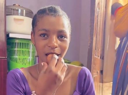 老李的家务事处理完了,我们粉丝又看到了视频
曼吉为什么瘦了,破案了,拉乌来中国以后,曼吉一人包揽了全部的活!这么漂亮的有爱心的曼吉让她来中国吧!#菲利斯 #坦桑尼亚