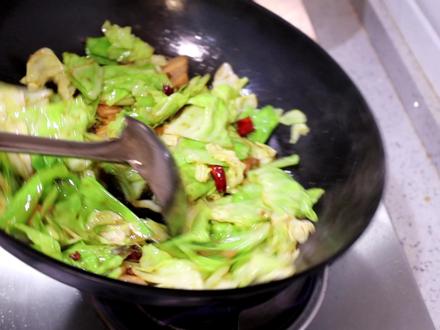 这样做的“手撕包菜”比饭店还好吃!这才是真正实用的家常做法 #家常菜 #手撕包菜 #抖音美食创作人