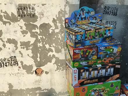 来看看现在的小学门口小卖部都卖什么玩具?#模型 #童年小卖部 #上热门 #玩具店