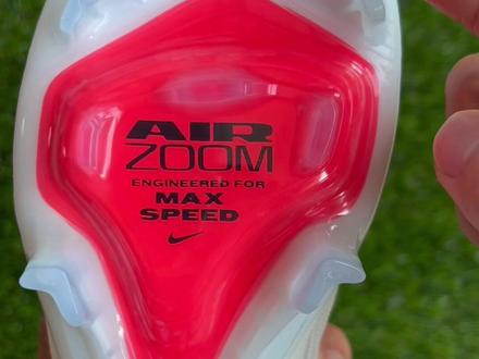 详解:Nike 刺客17 足球鞋,超顶版本(鞋底篇)。刺客17足球鞋发布在即,今天我们抢先看看刺客17的新款大底,关于这双鞋的任何问题,欢迎大家在评论区里讨论。#足球鞋推荐 #足球鞋#Nike刺客17 #刺客足球鞋#足球鞋测评