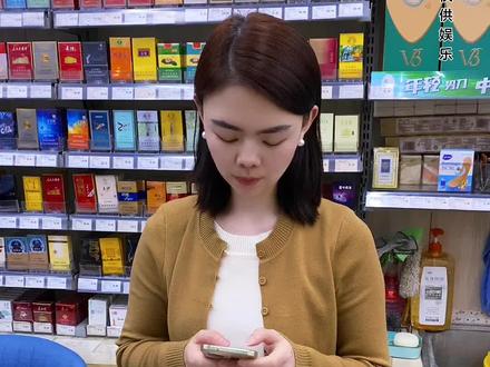 朋友们,“丈母娘抬腿”打一香烟名,是什么呀?谁能告诉我啊!#真实生活分享计划 #搞笑视频 #老板娘日常 #看一遍笑一遍